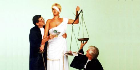 CUANDO EL PODER Y EL DINERO INCLINAN LA BALANZA DE LA JUSTICIA